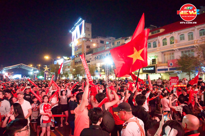 Đêm "không ngủ" của người hâm mộ Việt Nam sau khi đội nhà xuất sắc giành tấm HCV SEA Games 33 danh giá- Ảnh 6. Đêm "không ngủ" của người hâm mộ Việt Nam sau khi đội nhà xuất sắc giành tấm HCV SEA Games 33 danh giá- Ảnh 6.