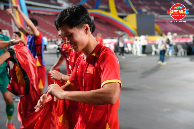 Khoảnh khắc "vỡ òa cảm xúc" của các tuyển thủ U22 Việt Nam sau chiến thắng trước Thái Lan- Ảnh 11. Khoảnh khắc "vỡ òa cảm xúc" của các tuyển thủ U22 Việt Nam sau chiến thắng trước Thái Lan- Ảnh 11.