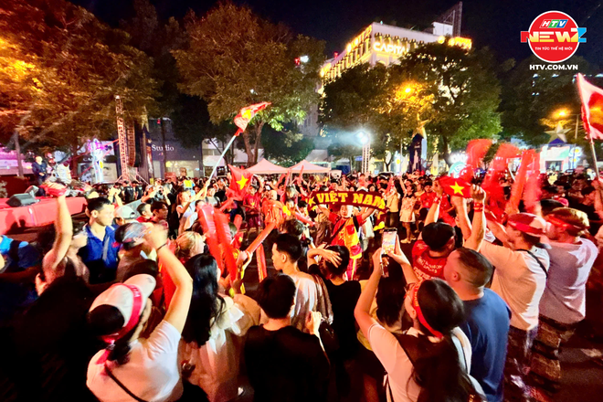 Đêm "không ngủ" của người hâm mộ Việt Nam sau khi đội nhà xuất sắc giành tấm HCV SEA Games 33 danh giá- Ảnh 7. Đêm "không ngủ" của người hâm mộ Việt Nam sau khi đội nhà xuất sắc giành tấm HCV SEA Games 33 danh giá- Ảnh 7.
