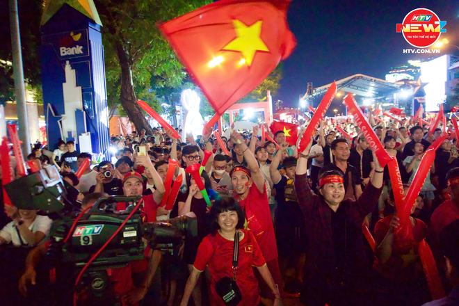 Đêm "không ngủ" của người hâm mộ Việt Nam sau khi đội nhà xuất sắc giành tấm HCV SEA Games 33 danh giá- Ảnh 8. Đêm "không ngủ" của người hâm mộ Việt Nam sau khi đội nhà xuất sắc giành tấm HCV SEA Games 33 danh giá- Ảnh 8.