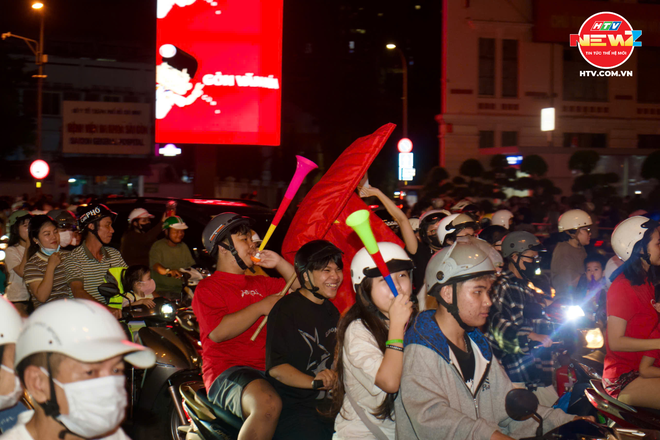 Đêm "không ngủ" của người hâm mộ Việt Nam sau khi đội nhà xuất sắc giành tấm HCV SEA Games 33 danh giá- Ảnh 9. Đêm "không ngủ" của người hâm mộ Việt Nam sau khi đội nhà xuất sắc giành tấm HCV SEA Games 33 danh giá- Ảnh 9.