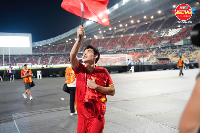 Khoảnh khắc "vỡ òa cảm xúc" của các tuyển thủ U22 Việt Nam sau chiến thắng trước Thái Lan- Ảnh 17. Khoảnh khắc "vỡ òa cảm xúc" của các tuyển thủ U22 Việt Nam sau chiến thắng trước Thái Lan- Ảnh 17.