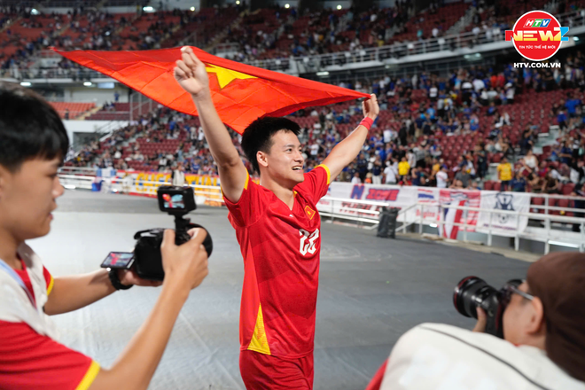 Khoảnh khắc "vỡ òa cảm xúc" của các tuyển thủ U22 Việt Nam sau chiến thắng trước Thái Lan- Ảnh 18. Khoảnh khắc "vỡ òa cảm xúc" của các tuyển thủ U22 Việt Nam sau chiến thắng trước Thái Lan- Ảnh 18.