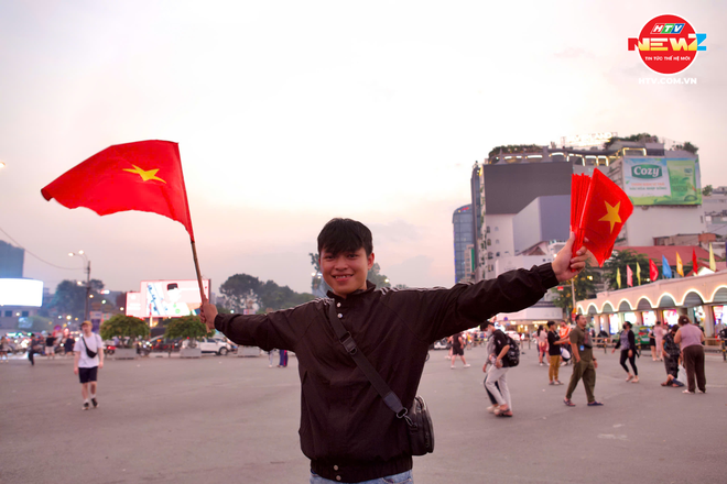 Nhiều tuyến đường lớn tại TP. Hồ Chí Minh rực sắc đỏ trước thềm chung kết - Ảnh 4.