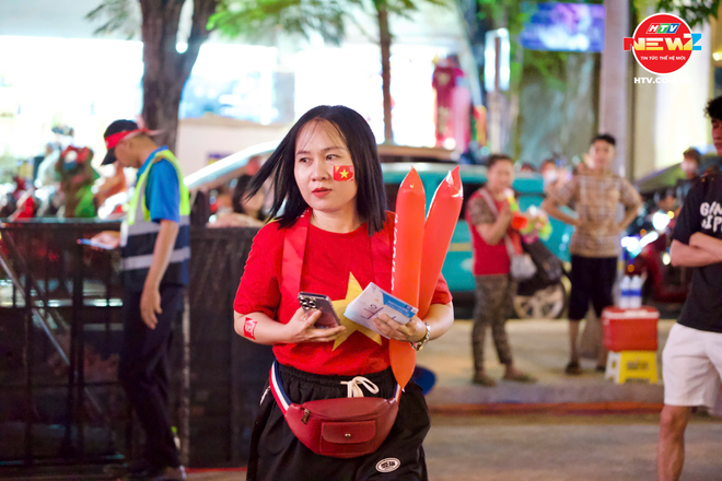 Nhiều tuyến đường lớn tại TP. Hồ Chí Minh rực sắc đỏ trước thềm chung kết - Ảnh 6.