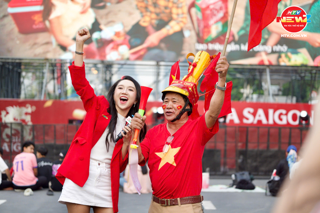 Nhiều tuyến đường lớn tại TP. Hồ Chí Minh rực sắc đỏ trước thềm chung kết - Ảnh 1.