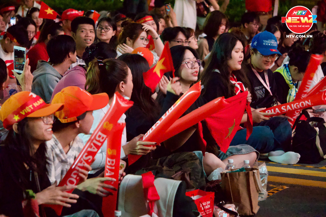 Nhiều tuyến đường lớn tại TP. Hồ Chí Minh rực sắc đỏ trước thềm chung kết - Ảnh 7.