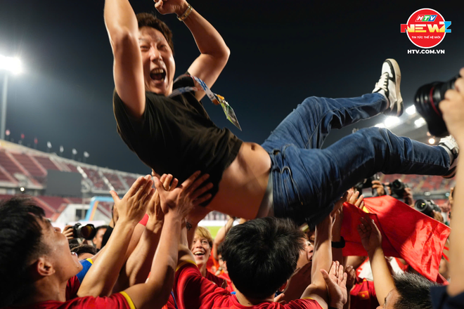 Khoảnh khắc "vỡ òa cảm xúc" của các tuyển thủ U22 Việt Nam sau chiến thắng trước Thái Lan- Ảnh 3. Khoảnh khắc "vỡ òa cảm xúc" của các tuyển thủ U22 Việt Nam sau chiến thắng trước Thái Lan- Ảnh 3.