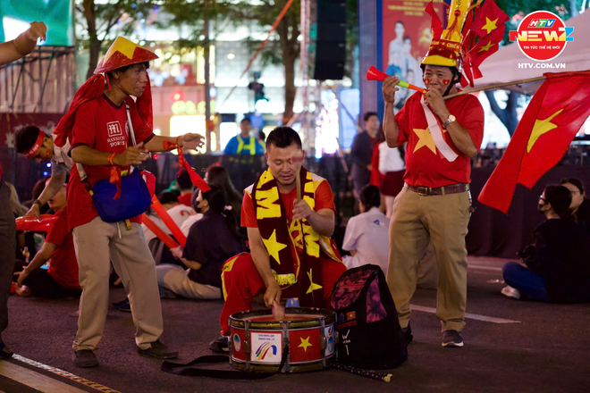 Nhiều tuyến đường lớn tại TP. Hồ Chí Minh rực sắc đỏ trước thềm chung kết - Ảnh 10.