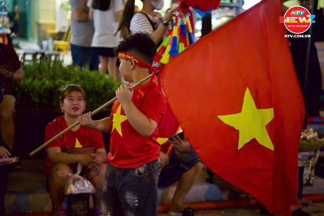 Nhiều tuyến đường lớn tại TP. Hồ Chí Minh rực sắc đỏ trước thềm chung kết - Ảnh 11.