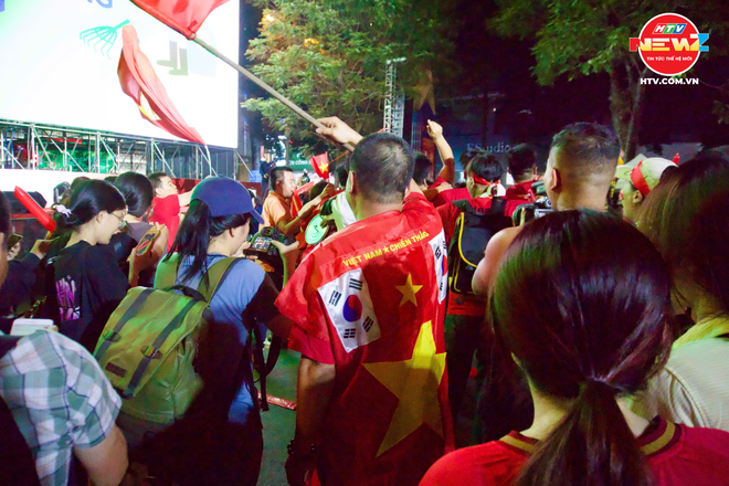Đêm "không ngủ" của người hâm mộ Việt Nam sau khi đội nhà xuất sắc giành tấm HCV SEA Games 33 danh giá- Ảnh 2. Đêm "không ngủ" của người hâm mộ Việt Nam sau khi đội nhà xuất sắc giành tấm HCV SEA Games 33 danh giá- Ảnh 2.
