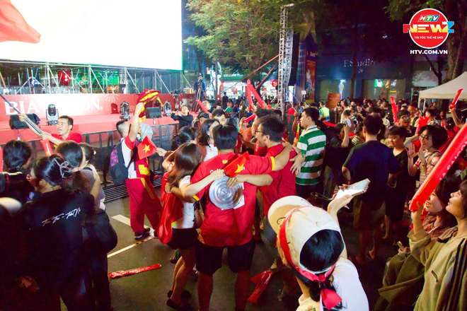 Đêm "không ngủ" của người hâm mộ Việt Nam sau khi đội nhà xuất sắc giành tấm HCV SEA Games 33 danh giá- Ảnh 3. Đêm "không ngủ" của người hâm mộ Việt Nam sau khi đội nhà xuất sắc giành tấm HCV SEA Games 33 danh giá- Ảnh 3.