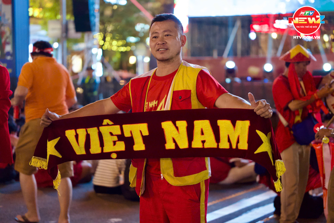 Nhiều tuyến đường lớn tại TP. Hồ Chí Minh rực sắc đỏ trước thềm chung kết - Ảnh 9.