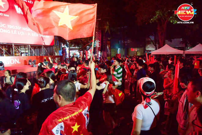 Đêm "không ngủ" của người hâm mộ Việt Nam sau khi đội nhà xuất sắc giành tấm HCV SEA Games 33 danh giá- Ảnh 4. Đêm "không ngủ" của người hâm mộ Việt Nam sau khi đội nhà xuất sắc giành tấm HCV SEA Games 33 danh giá- Ảnh 4.