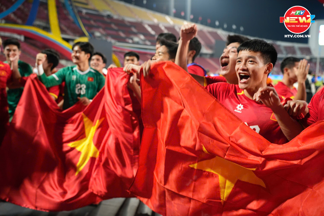 Khoảnh khắc "vỡ òa cảm xúc" của các tuyển thủ U22 Việt Nam sau chiến thắng trước Thái Lan- Ảnh 8. Khoảnh khắc "vỡ òa cảm xúc" của các tuyển thủ U22 Việt Nam sau chiến thắng trước Thái Lan- Ảnh 8.
