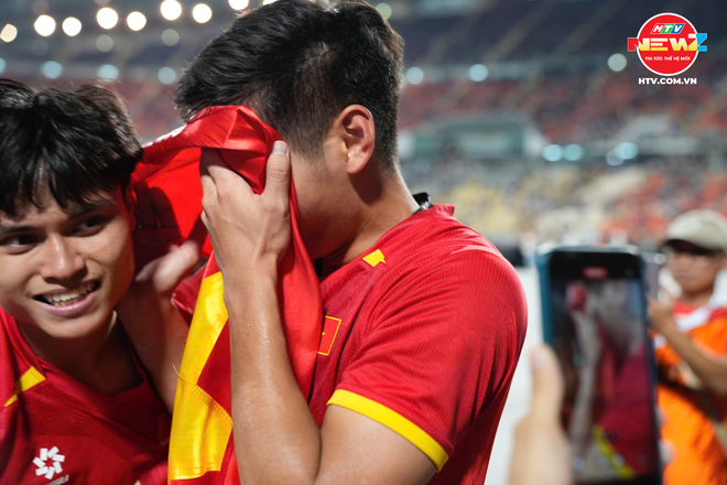 Khoảnh khắc "vỡ òa cảm xúc" của các tuyển thủ U22 Việt Nam sau chiến thắng trước Thái Lan- Ảnh 9. Khoảnh khắc "vỡ òa cảm xúc" của các tuyển thủ U22 Việt Nam sau chiến thắng trước Thái Lan- Ảnh 9.