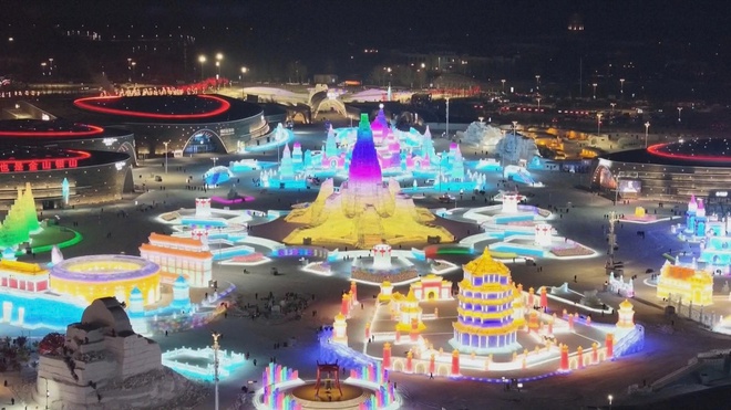 Công viên chủ đề băng tuyết lớn nhất thế giới ở Cáp Nhĩ Tân (Trung Quốc) mở cửa đón khách - Ảnh 2.