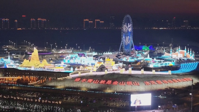 Công viên chủ đề băng tuyết lớn nhất thế giới ở Cáp Nhĩ Tân (Trung Quốc) mở cửa đón khách - Ảnh 1.