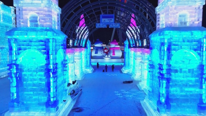 Công viên chủ đề băng tuyết lớn nhất thế giới ở Cáp Nhĩ Tân (Trung Quốc) mở cửa đón khách - Ảnh 4.