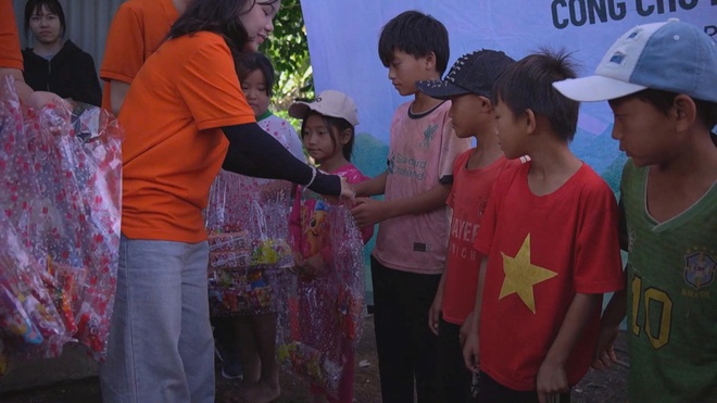 "Cõng chữ lên bản": Hành trình học cách sẻ chia của những người trẻ - Ảnh 3.