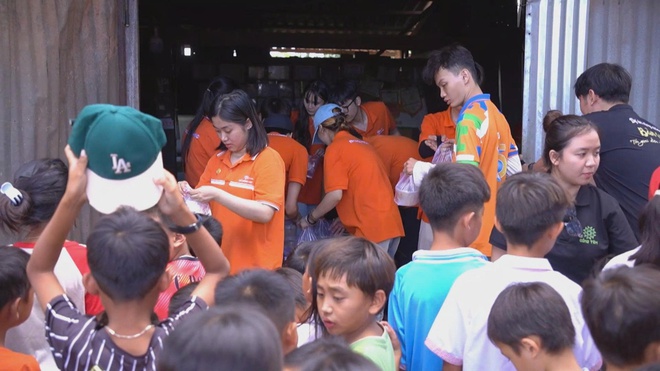 "Cõng chữ lên bản": Hành trình học cách sẻ chia của những người trẻ - Ảnh 4.