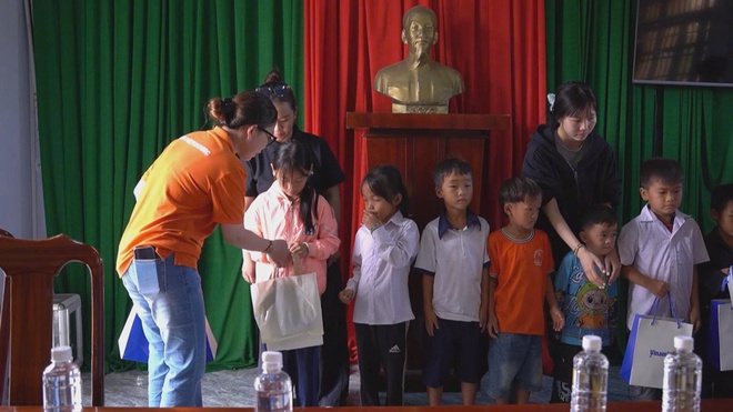 "Cõng chữ lên bản": Hành trình học cách sẻ chia của những người trẻ - Ảnh 5.