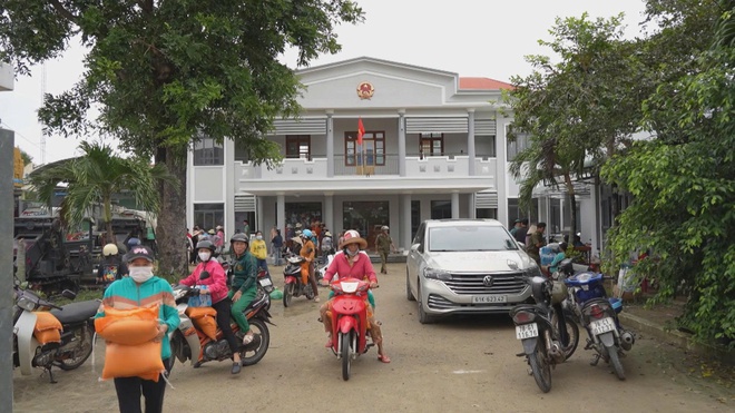 Quỹ “Khởi sự từ tâm” hỗ trợ 100 tấn gạo và học bổng cho trẻ mồ côi sau lũ tại Đắk Lắk - Ảnh 3.