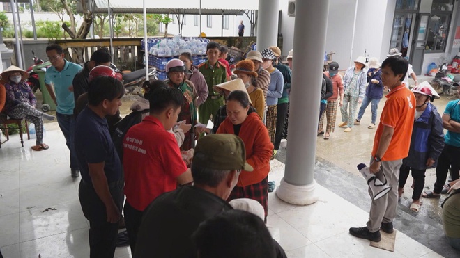 Quỹ “Khởi sự từ tâm” hỗ trợ 100 tấn gạo và học bổng cho trẻ mồ côi sau lũ tại Đắk Lắk - Ảnh 2.