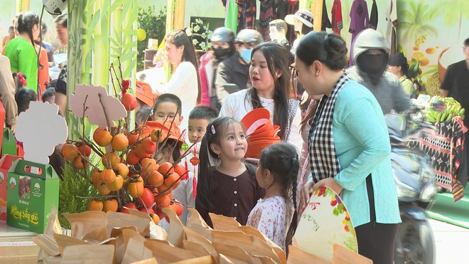 Thời sự HTV ngày 20/12/2025 | Hấp dẫn các hoạt động trải nghiệm tại Phiên chợ nông sản vùng miền - Bình Đông lần I - Ảnh 2.