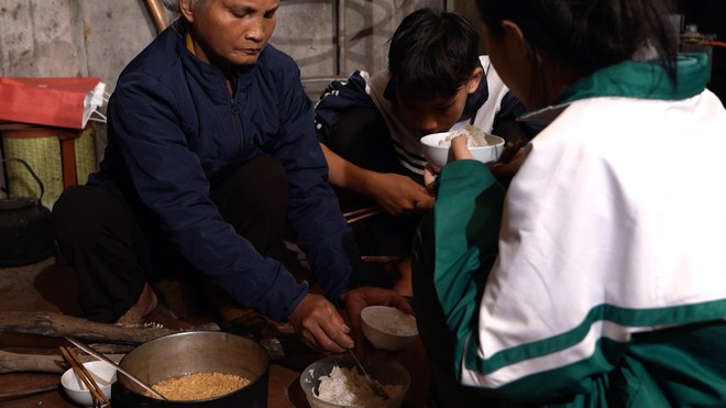 Em Quang Hiệp mồ côi cha mẹ, cùng chị gái nương tựa ngoại già yếu - Ảnh 3.