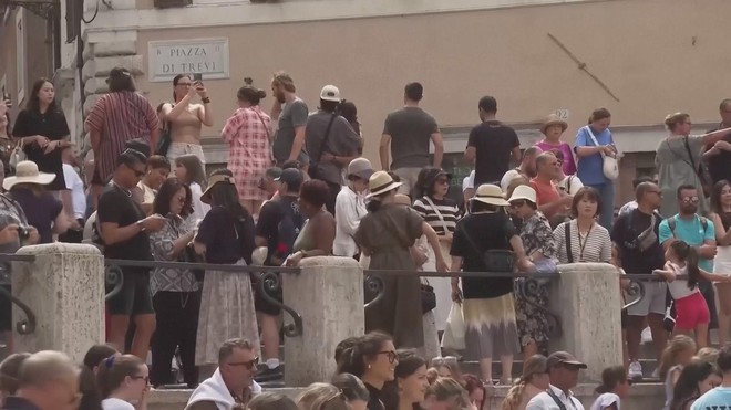 Italia sẽ thu phí "vào cửa" đài phun nước Trevi để hạn chế móc túi - Ảnh 1.