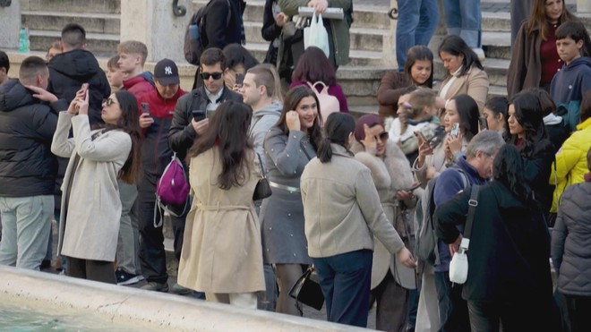 Italia sẽ thu phí "vào cửa" đài phun nước Trevi để hạn chế móc túi - Ảnh 2.