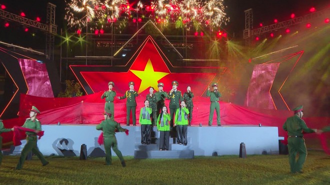 Trao tặng tượng chân dung Bác Hồ và biểu diễn nghệ thuật "Vì Nhân dân quên mình"- Ảnh 7.