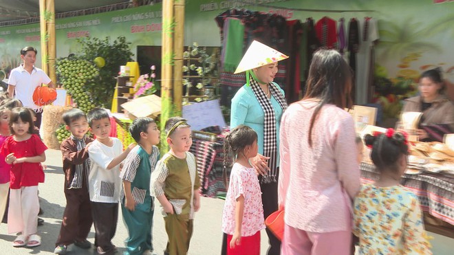 “Độc lạ” Phiên chợ nông sản vùng miền - Bình Đông: Vú sữa vị xoài, na hương sầu riêng- Ảnh 5.