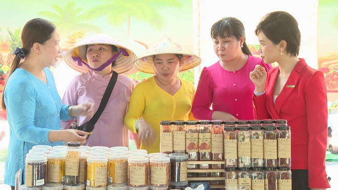 “Độc lạ” Phiên chợ nông sản vùng miền - Bình Đông: Vú sữa vị xoài, na hương sầu riêng- Ảnh 6.