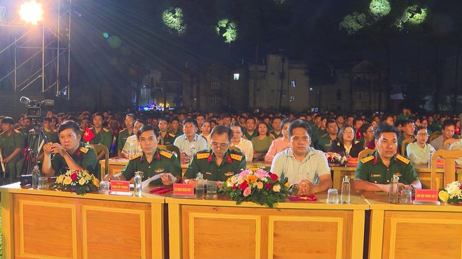 Trao tặng tượng chân dung Bác Hồ và biểu diễn nghệ thuật "Vì Nhân dân quên mình"- Ảnh 1.