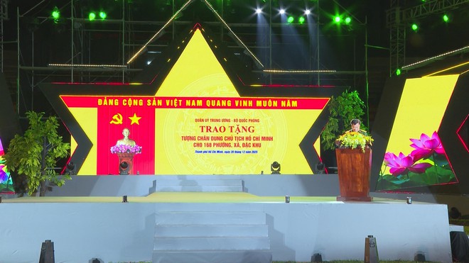 Trao tặng tượng chân dung Bác Hồ và biểu diễn nghệ thuật "Vì Nhân dân quên mình"- Ảnh 3.