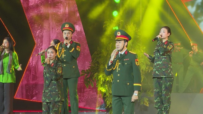 Trao tặng tượng chân dung Bác Hồ và biểu diễn nghệ thuật "Vì Nhân dân quên mình"- Ảnh 8.