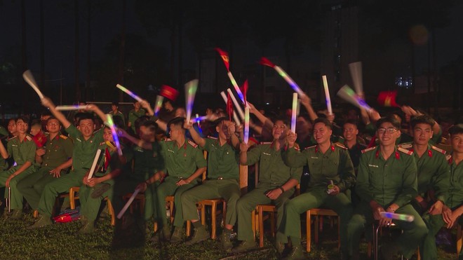 Trao tặng tượng chân dung Bác Hồ và biểu diễn nghệ thuật "Vì Nhân dân quên mình"- Ảnh 5.