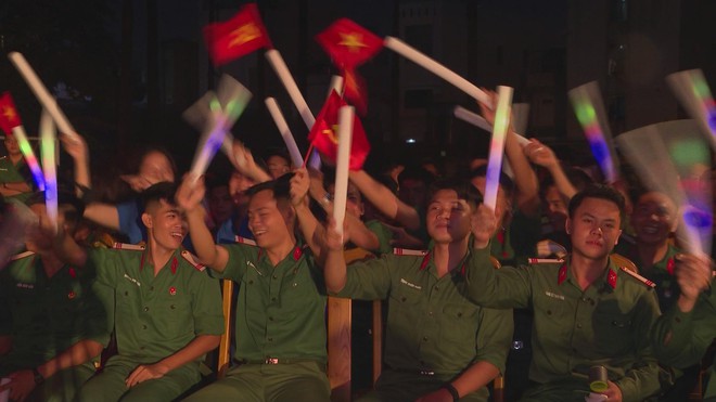 Trao tặng tượng chân dung Bác Hồ và biểu diễn nghệ thuật "Vì Nhân dân quên mình"- Ảnh 6.