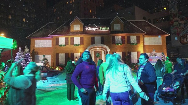 Nhà bánh gừng to kỉ lục giữa thành phố Los Angeles- Ảnh 1.