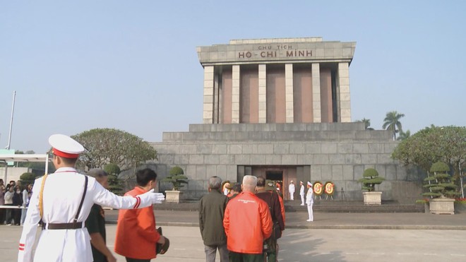 Đoàn đại biểu Người có công với cách mạng TP. Hồ Chí Minh viếng Lăng Bác - Ảnh 3.