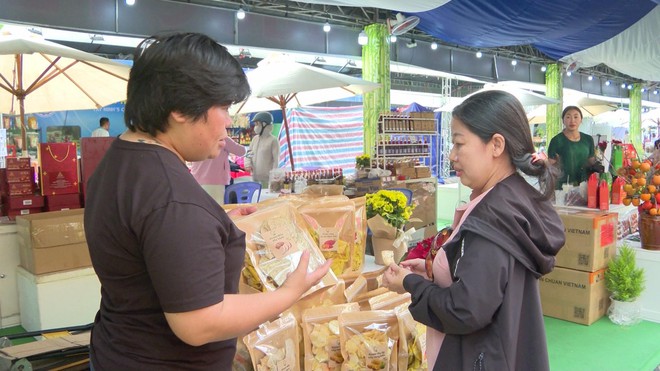 Sức hút từ nông sản sạch và văn hóa cồng chiêng tại phiên chợ vùng miền - Ảnh 3.