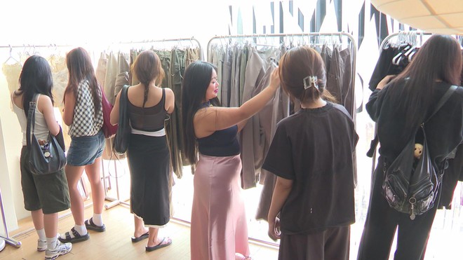 Du khách quốc tế "săn đón" các thương hiệu thời trang nội địa Việt - Ảnh 1.