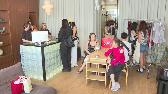 Du khách quốc tế "săn đón" các thương hiệu thời trang nội địa Việt - Ảnh 2.