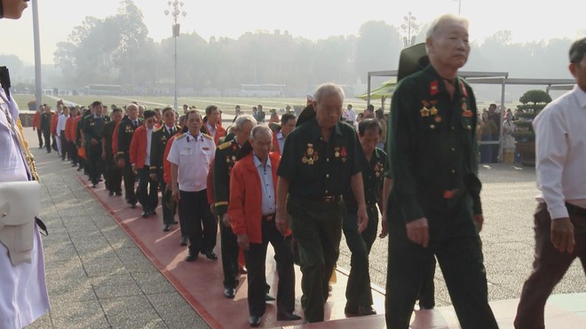 Đoàn đại biểu Người có công với cách mạng TP. Hồ Chí Minh viếng Lăng Bác - Ảnh 1.