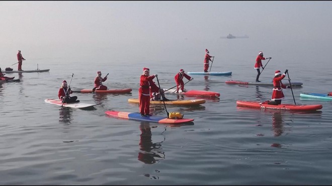 Ông già Noel chèo thuyền SUP gây quỹ ở Hy Lạp - Ảnh 3.