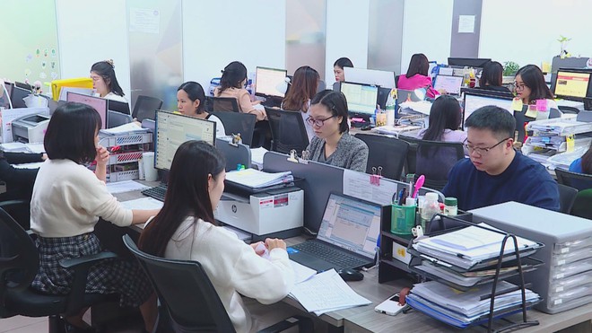 Thời sự HTV ngày 22/12/2025 | Khai thuế điện tử: Nỗ lực thanh lọc hàng hóa trên sàn thương mại điện tử - Ảnh 2.