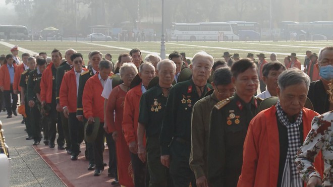 Đoàn đại biểu Người có công với cách mạng TP. Hồ Chí Minh viếng Lăng Bác - Ảnh 2.