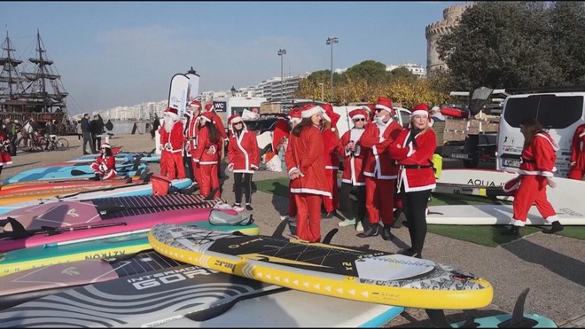 Ông già Noel chèo thuyền SUP gây quỹ ở Hy Lạp - Ảnh 2.